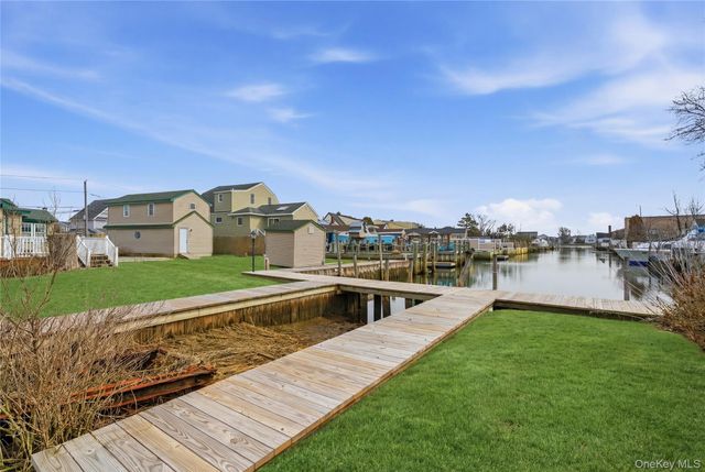 264 S Bayview Avenue, Amityville, NY 11701