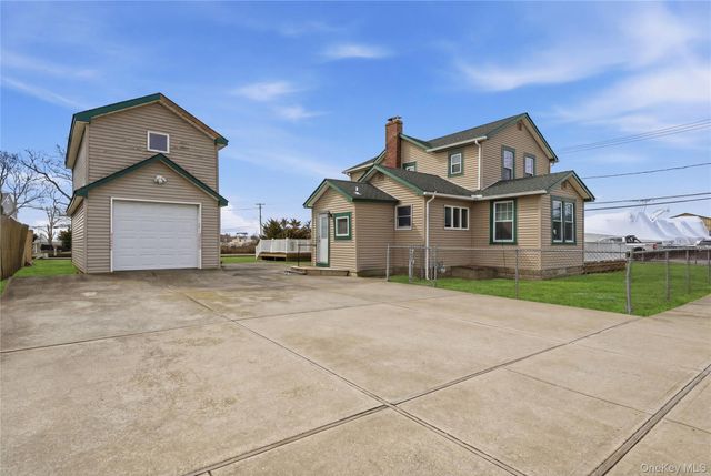 264 S Bayview Avenue, Amityville, NY 11701