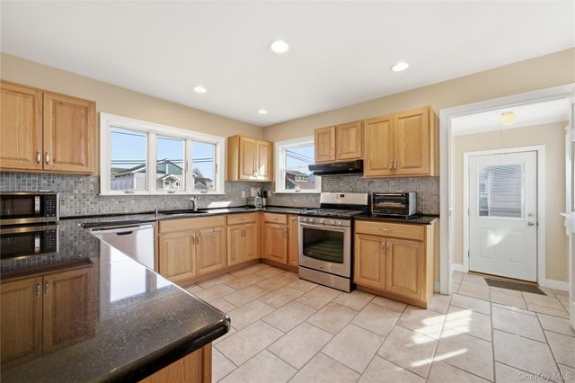 264 S Bayview Avenue, Amityville, NY 11701