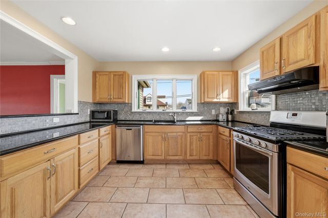 264 S Bayview Avenue, Amityville, NY 11701