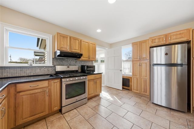 264 S Bayview Avenue, Amityville, NY 11701