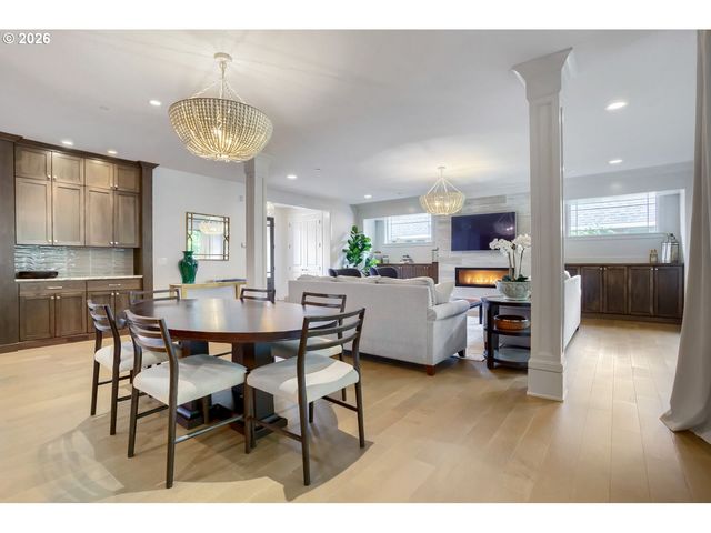 928 CEDAR St, Lake Oswego, OR 97034