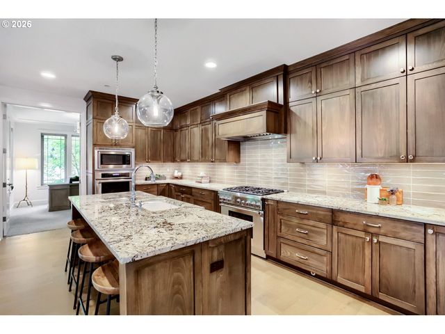 928 CEDAR St, Lake Oswego, OR 97034