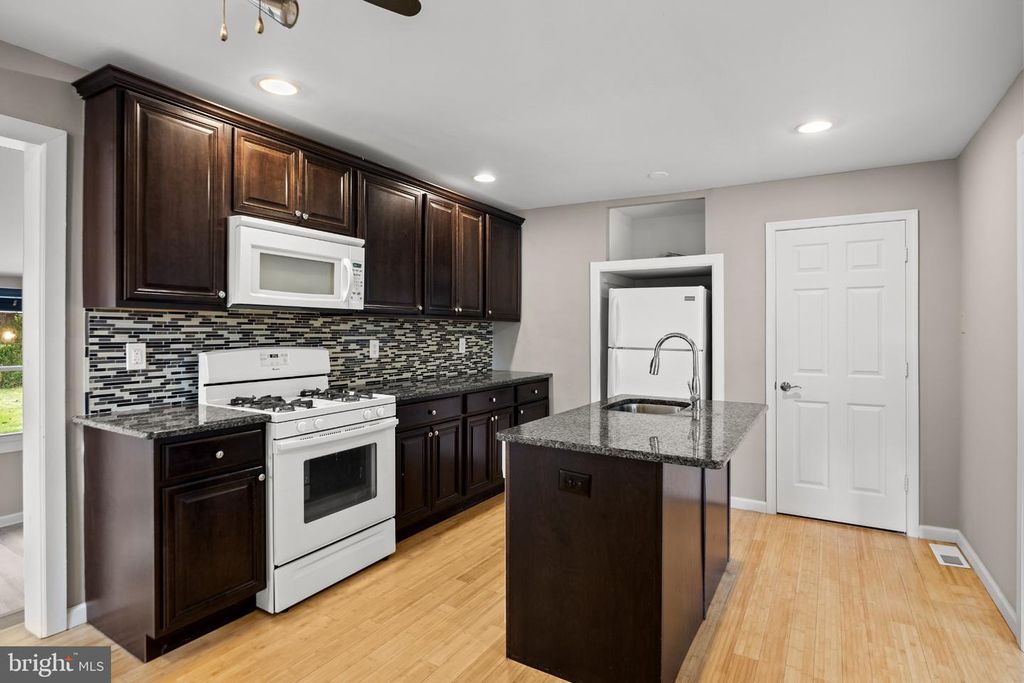 91 BAKER BLVD, Marlton, NJ 08053