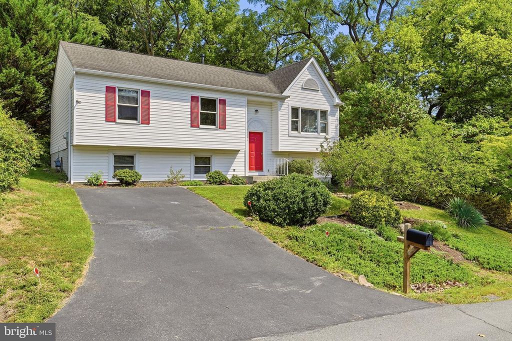 300 PEMBRIDGE DR, Winchester, VA 22602