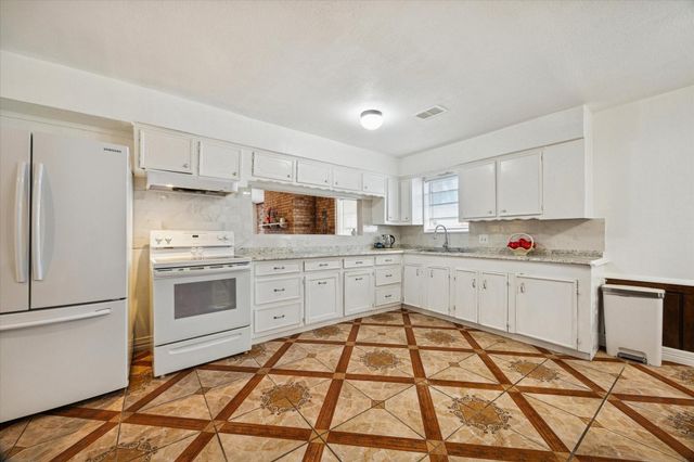 305 W Thomas Avenue, Pasadena, TX 77506