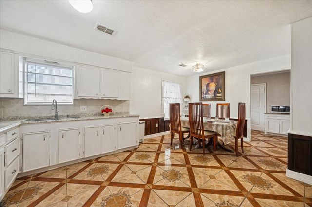 305 W Thomas Avenue, Pasadena, TX 77506