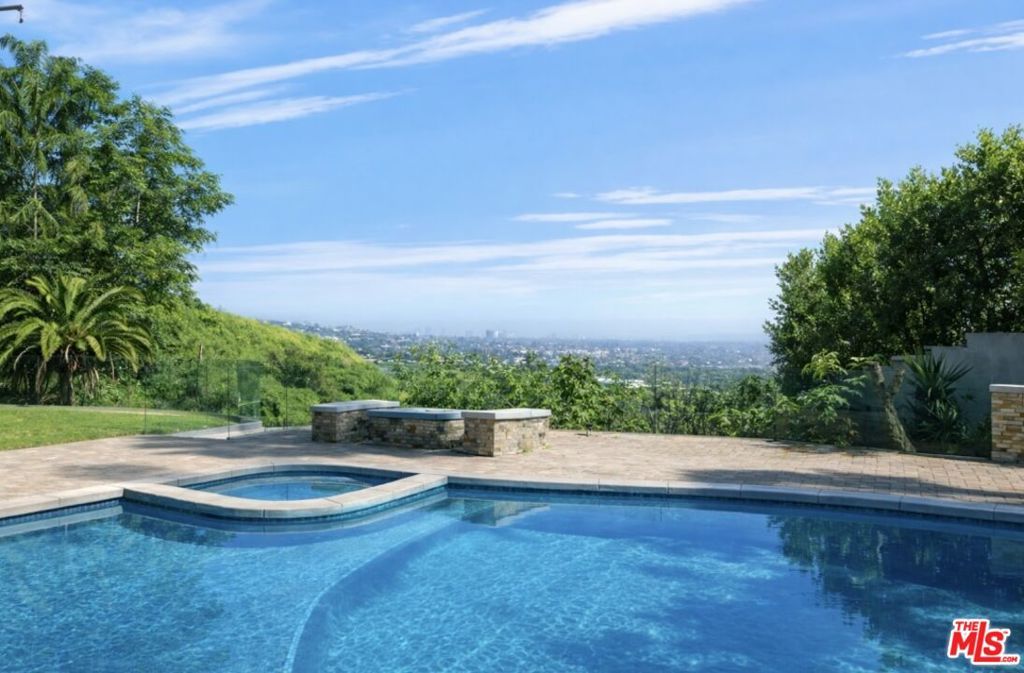 Image 10 of property listing at 770 Paseo Miramar, Pacific Palisades, CA 90272