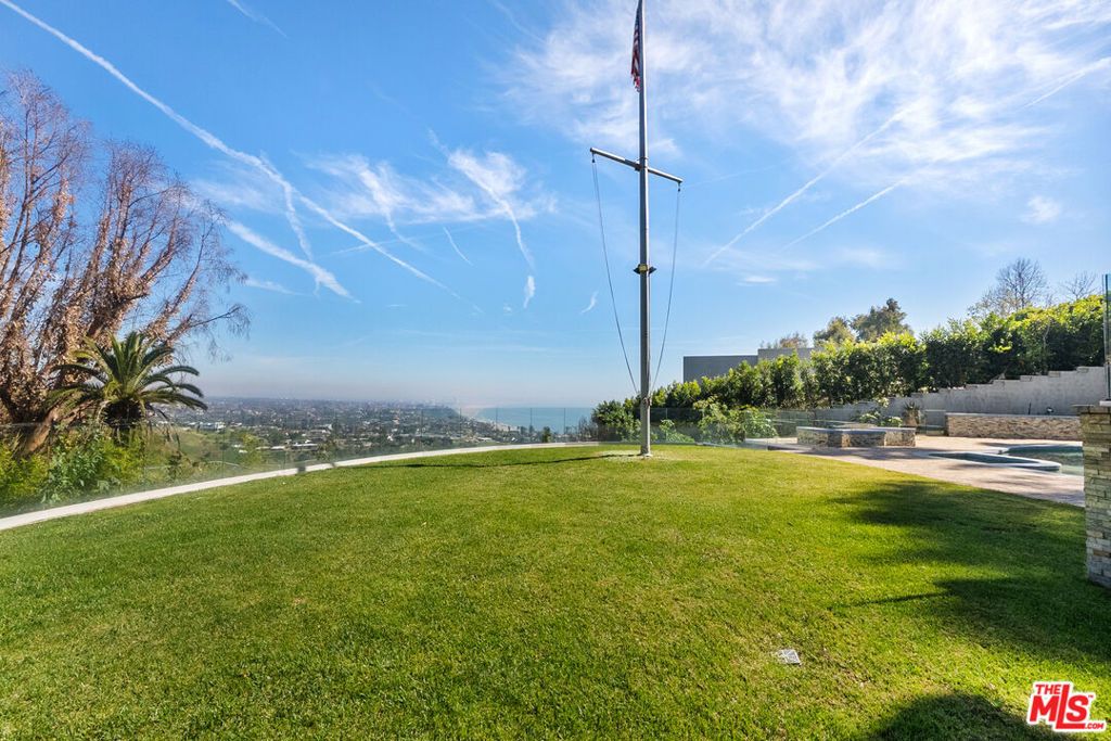 Image 11 of property listing at 770 Paseo Miramar, Pacific Palisades, CA 90272
