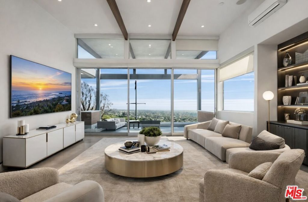 Image 12 of property listing at 770 Paseo Miramar, Pacific Palisades, CA 90272