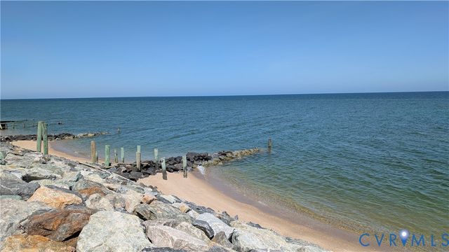 178 White Gate Dr, Ophelia, VA 22473