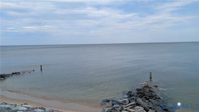 178 White Gate Dr, Ophelia, VA 22473