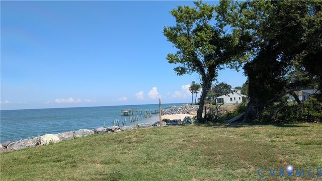 178 White Gate Dr, Ophelia, VA 22473