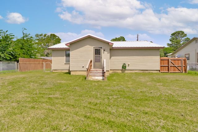 907 N Lamb Street, Bowie, TX 76230