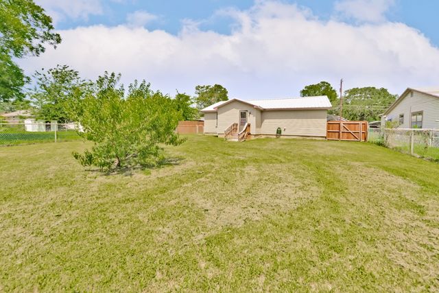 907 N Lamb Street, Bowie, TX 76230