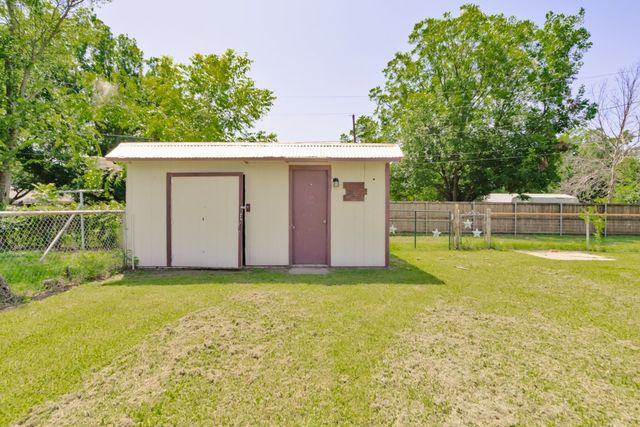 907 N Lamb Street, Bowie, TX 76230