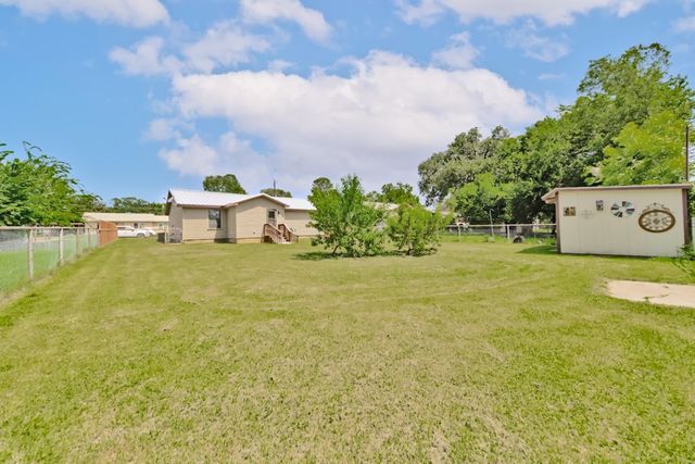907 N Lamb Street, Bowie, TX 76230