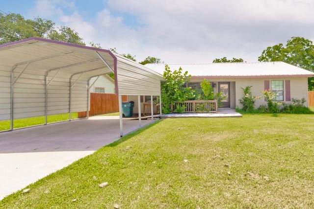 907 N Lamb Street, Bowie, TX 76230