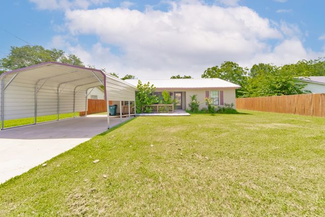 907 N Lamb Street, Bowie, TX 76230