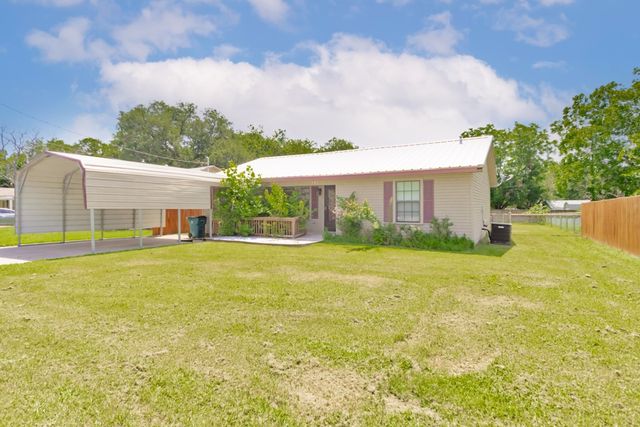 907 N Lamb Street, Bowie, TX 76230