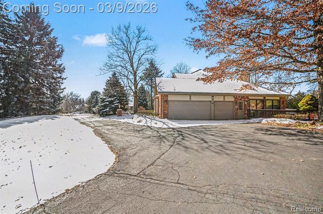 4280 Woodlands, Orchard Lake, MI 48323