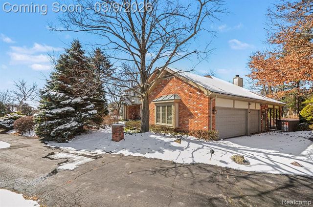 4280 Woodlands, Orchard Lake, MI 48323