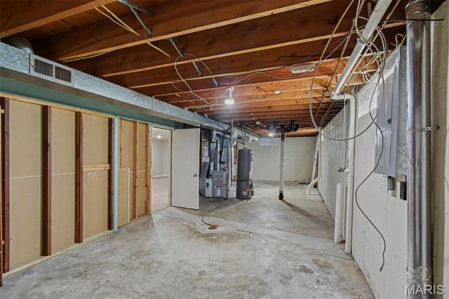 566 Candle Light Lane, Hazelwood, MO 63042