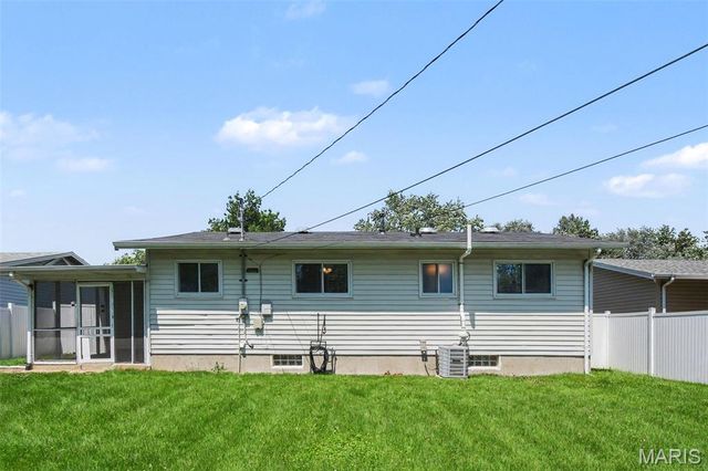 566 Candle Light Lane, Hazelwood, MO 63042
