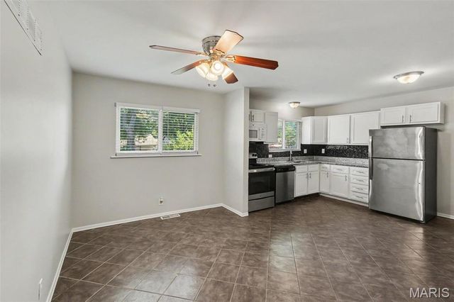 566 Candle Light Lane, Hazelwood, MO 63042