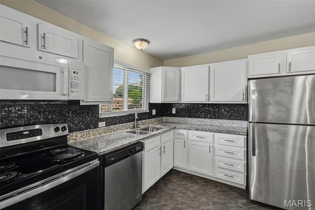566 Candle Light Lane, Hazelwood, MO 63042