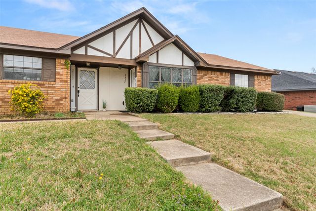 2337 Dalewood Lane, Bedford, TX 76022