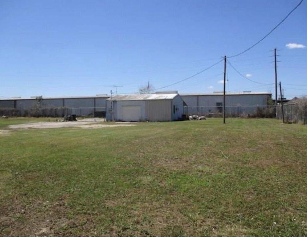 4 County Road 102, Bay City, TX 77414