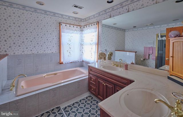 16 TIMOTHY DR, Ivyland, PA 18974