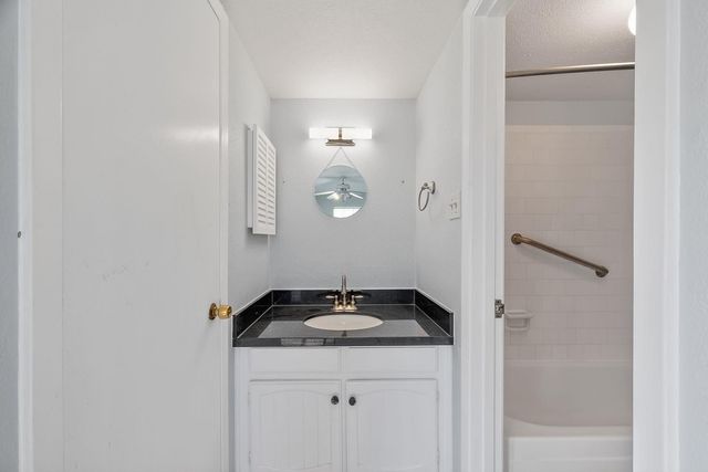 18220 Vinland Drive 8220, Houston, TX 77058