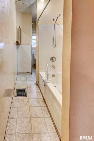 408 S CHEROKEE Street, Taylorville, IL 62568