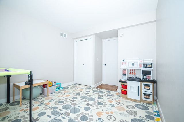 7942 W ADDISON Street 1, Chicago, IL 60634