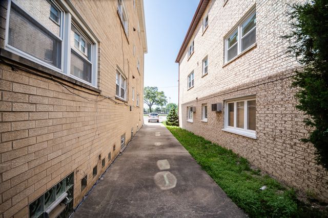 7942 W ADDISON Street 1, Chicago, IL 60634
