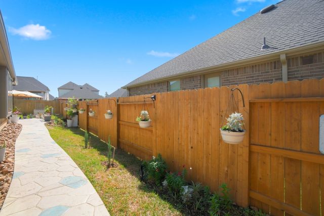 1409 Northwood Bluff Lane, Pinehurst, TX 77362