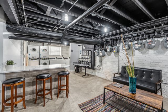 1067 W Glenlake Avenue 2, Chicago, IL 60660