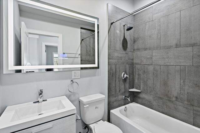 1067 W Glenlake Avenue 2, Chicago, IL 60660