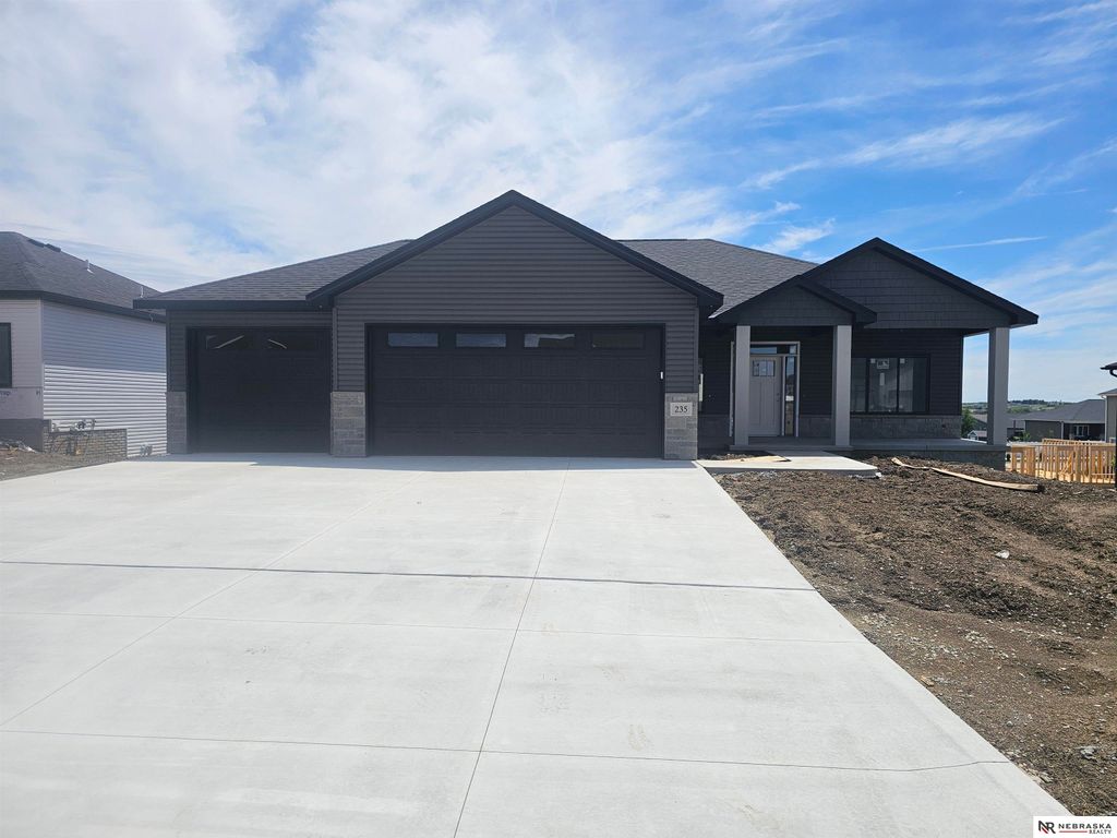235 Kristi Lane, Hickman, NE 68372