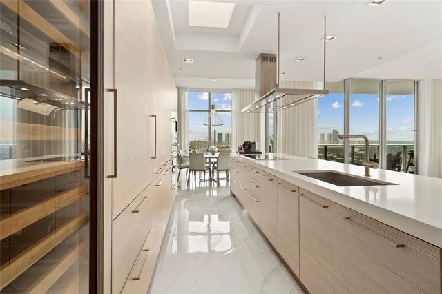17301 Biscayne Boulevard Ph 7, Aventura, FL 33160