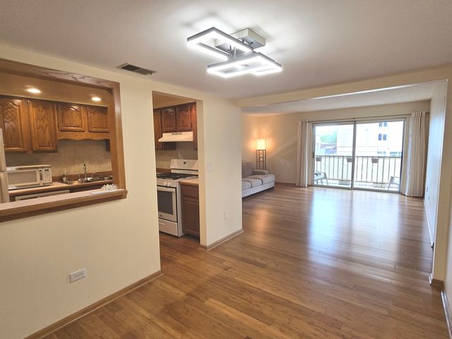 1365 Ashland Avenue 204, Des Plaines, IL 60016