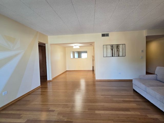 1365 Ashland Avenue 204, Des Plaines, IL 60016