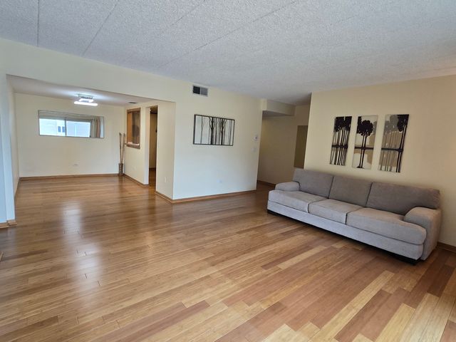 1365 Ashland Avenue 204, Des Plaines, IL 60016