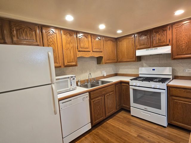 1365 Ashland Avenue 204, Des Plaines, IL 60016