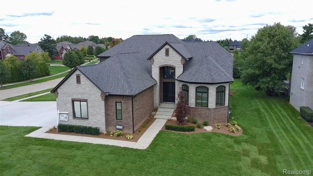 6489 POND Dr Drive, Washington Township, MI 48094