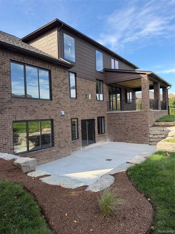 6489 POND Dr Drive, Washington Township, MI 48094