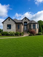 6489 POND Dr Drive, Washington Township, MI 48094