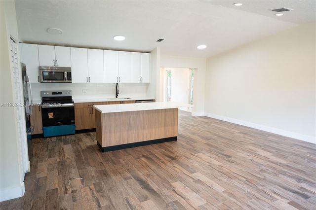 8915 NW 26th Ct, Coral Springs, FL 33065